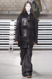 Desainer Buat 'Kasur Lipat' Jadi Busana di Fashion Show Paris 