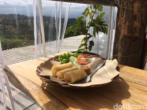 Nongkrong Cantik Sambil Menikmati Kesegaran Alam di Lereng Ateng, Bandung