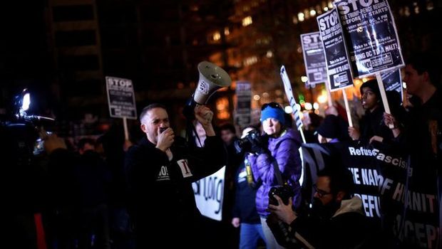 Protes pelantikan di luar Hotel Internasional Trump di Pennsylvania Avenue di Washington.