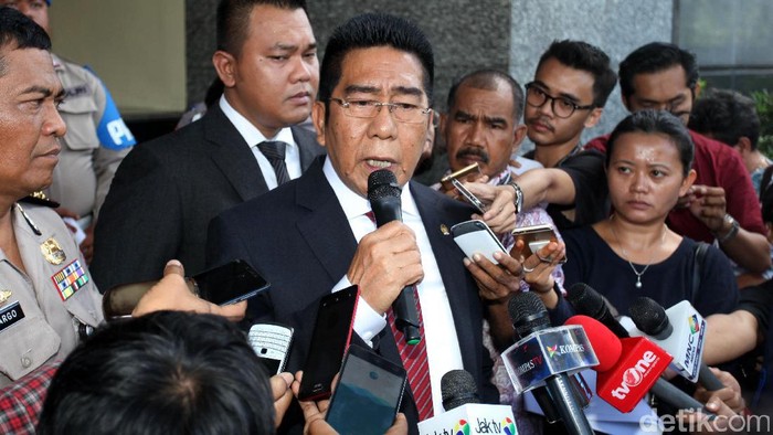 Sambangi Polda Metro, Henry Yoso Minta Habib Rizieq Ditangkap Anggota DPR RI dari Fraksi PDI Perjuangan, Henry Yosodiningrat mendatangi Polda Metro Jaya, Jakarta Selatan, Jumat