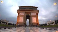 Kediri juga punya Simpang Lima Gumul yang mirip dengan Arc de Triomphe di Paris. Namun monumen ini dibangun dengan ornamen budaya Jawa Tengah. (Van Alvin/dTraveler)