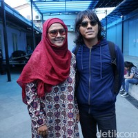 Sebelum menikah, Ria Irawan tidak diketahui dekat dengan pria manapun. Namun pada Desember 2016, secara tiba-tiba ia menikah dengan Mayky Wongky. Pria tersebut pun bukan orang asing karena merupakan asisten pribadi yang sudah menemani Ria selama 11 tahun. Foto: Palevi S/detikHOT