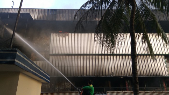 Pagi ini, Api Masih Menyala di Blok 1 Pasar Senen