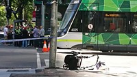 Penyebab insiden ini belum diketahui. Kepolisian telah memblokade kota tersebut dan menghentikan sementara layanan transportasi trem usai insiden tersebut. AAP/Luke Costin/via REUTERS.