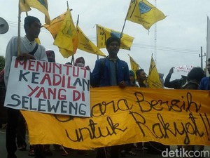 Mahasiswa Mojokerto Tuntut Bupati Tegas Tutup Pabrik Karet