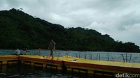 Destinasi rumah apung menyajikan pemandangan yang eksotik. Gugusan pegunungan Trenggalek terlihat jelas dari tengah laut (Adhar/detikTravel)