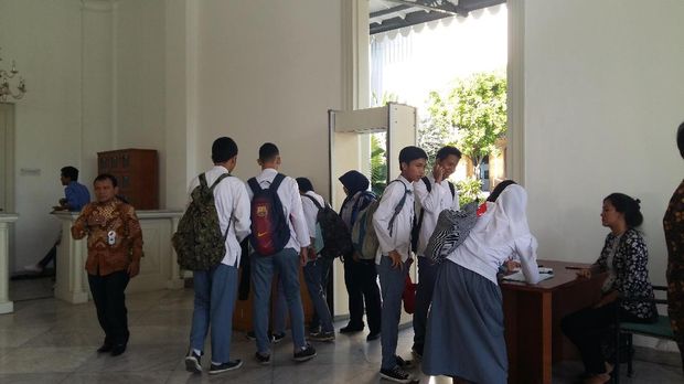 Perwakilan OSIS sudah siap-siap mengikuti diskusi bersama Sumarsono.