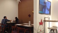Red Sun terletak di Lotte Shopping Avenue. Restoran yang nyaman dengan sentuhan minimalis ini menyediakan street food Korea.