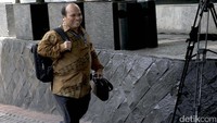 Mantan Ketua Pusat Pelaporan dan Analisis Transaksi Keuangan (PPATK) Yunus Husein berjalan menuju gedung KPK.