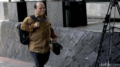 Eks Ketua PPATK Yunus Husein Datangi KPK