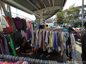 Pedagang Tetap Jualan Meski Pasar Senen Terbakar