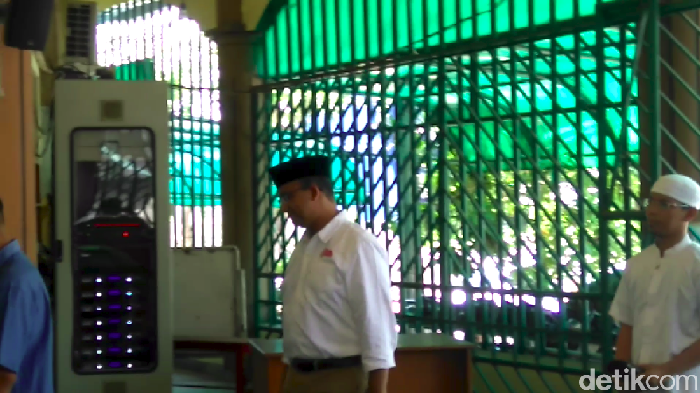 Sebelum Blusukan, Anies Salat Jumat Bersama Warga di Tamansari