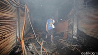 Seorang pemulung menembus asap di Pasar Senen.