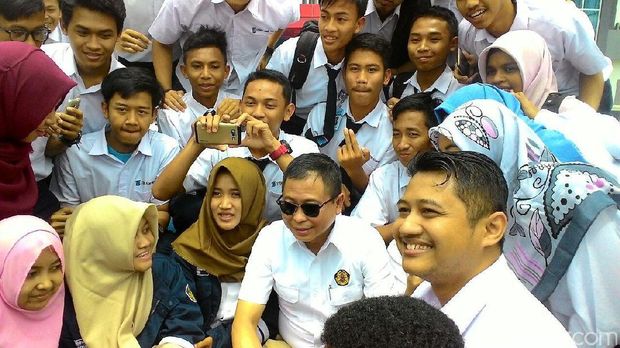 Berkacamata Hitam, Jonan Selfie Bareng Para Mahasiswa Sekolah Energi
