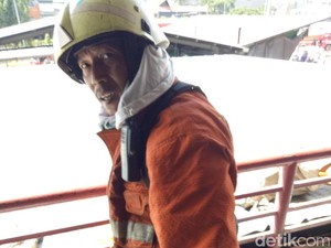 Semangat Yanto Padamkan Api di Pasar Senen Meski Berusia Senja