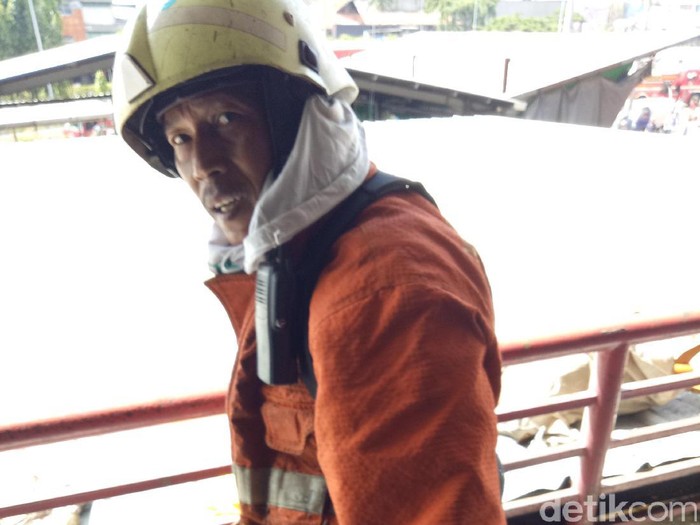 Semangat Yanto Padamkan Api di Pasar Senen Meski Berusia Senja