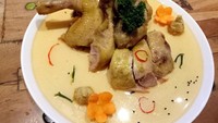 Daging ayam yang lembut semakin enak dipadu dengan kuah creamy yang gurih. Nyam!