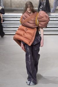 Desainer Buat 'Kasur Lipat' Jadi Busana di Fashion Show Paris 