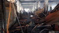 Kios-kios di dalam pasar hangus terbakar.