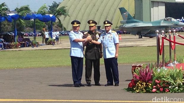 Marsekal Agus Serahkan Tongkat Komando KSAU ke Marsekal Hadi