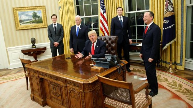 Trump didampingi (kiri ke kanan) menantu yang juga penasihat senior Jared Kushner, Wapres Mike Pence, Staf Sekretaris Rob Porter dan Kepala Staf Reince Priebus