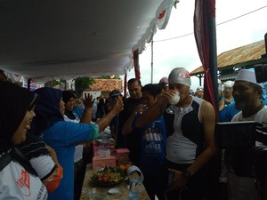 Penuhi Nazar, Sandiaga Berenang di Kepulauan Seribu