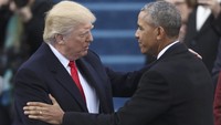 Donald Trump berjabat tangan dengan Barack Obama. Carlos Barria/Reuters.  