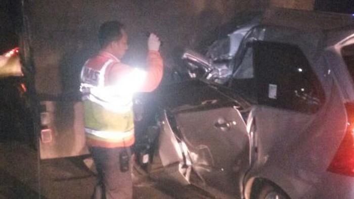 Minibus Tabrak Truk Fuso, Satu Korban Terjepit di Dalam