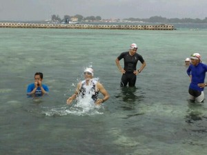 Tuntaskan Nazar, ini Aksi Sandiaga Berenang di Kepulauan Seribu