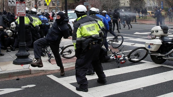 Bentrok dengan Polisi, 95 Demonstran Anti-Trump Ditangkap