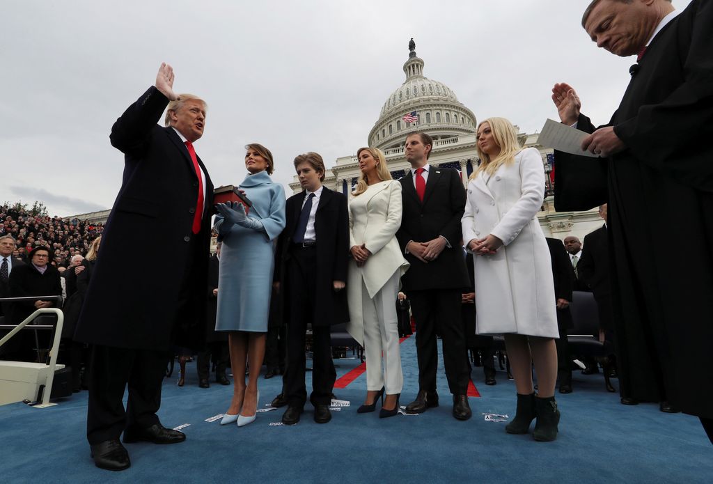 Momen Donald Trump saat dilantik menjadi Presiden AS saat didampingi keluarganya U.S. President Donald Trump takes the oath of office as his wife Melania holds the bible and his children Barron, Ivanka, Eric and Tiffany watch as U.S. Supreme Court Chief Justice John Roberts (R) administers the oath during inauguration ceremonies swearing in Trump as the 45th president of the United States on the West front of the U.S. Capitol in Washington, DC, U.S., January 20, 2017. REUTERS/Jim Bourg