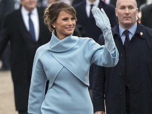 Gaya Melania Trump Pakai Gaun Ralph Lauren di Pelantikan Presiden AS
