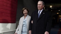 George W. Bush dan Laura Bush juga menghadiri pelantikan Donald Trump. Saul Loeb/Reuters.