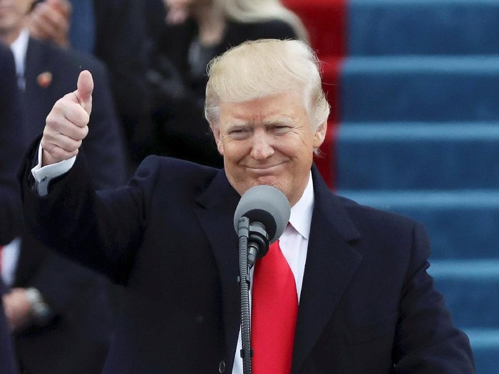 Momen Bersejarah Saat Trump Dilantik dengan Didampingi Keluarga