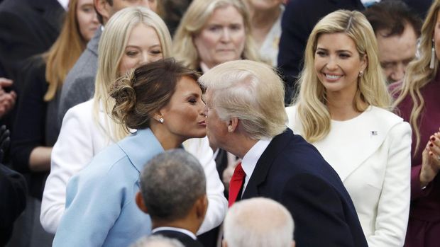 Donald Trump melayangkan ciumannya ke istrinya Melania