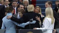 Donald Trump merangkul keluarganya usai dilantik menjadi Presiden AS. Carlos Barria/Reuters.