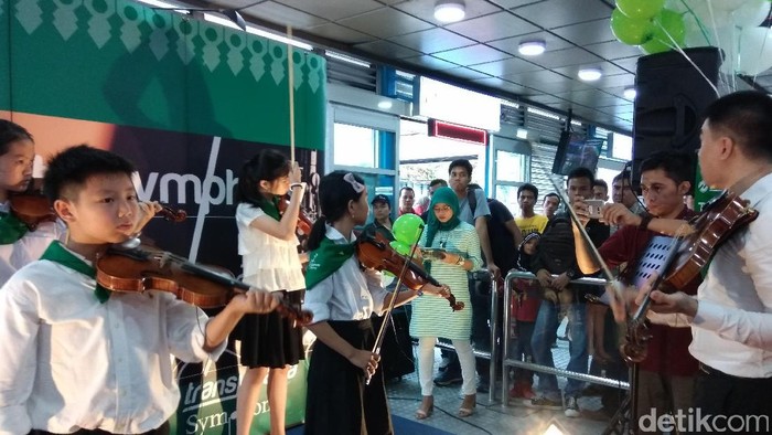 Transjakarta Gaet Pengamen Isi Pertunjukan Musik di Halte