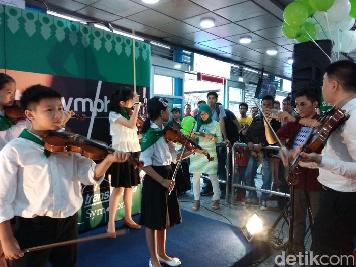 Tiap Akhir Pekan TransJ Sajikan Pertunjukan Musik di Halte Harmoni