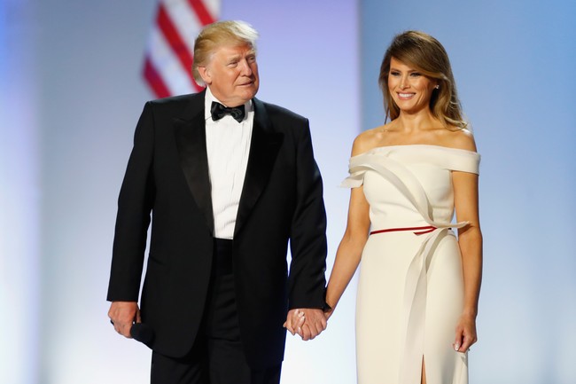 Jadi Ibu Negara AS, ekspresi wajah Melania Trump mulai tampak lebih tertata. Salah satunya saat inaugurasi Donald Trump pada Januari 2017. Melania Trump lebih banyak tersenyum dengan bersahaja. Foto: Getty Images