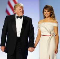Jadi Ibu Negara AS, ekspresi wajah Melania Trump mulai tampak lebih tertata. Salah satunya saat inaugurasi Donald Trump pada Januari 2017. Melania Trump lebih banyak tersenyum dengan bersahaja. Foto: Getty Images