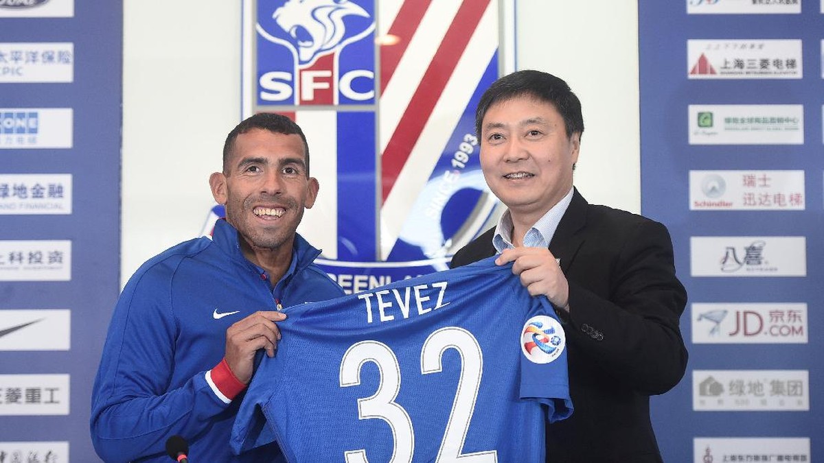 Carlos Tevez saat direkrut Shanghai Shenhua. Foto: Reuters/Stringer