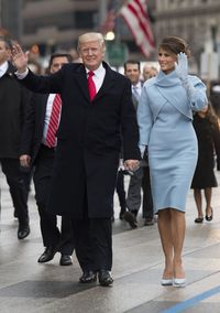 Istri Presiden Prancis Berbaju Biru Saat Inaugurasi, Tiru Melania Trump?