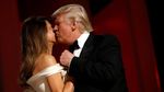 Mesranya Trump dan Melania Saat Berdansa