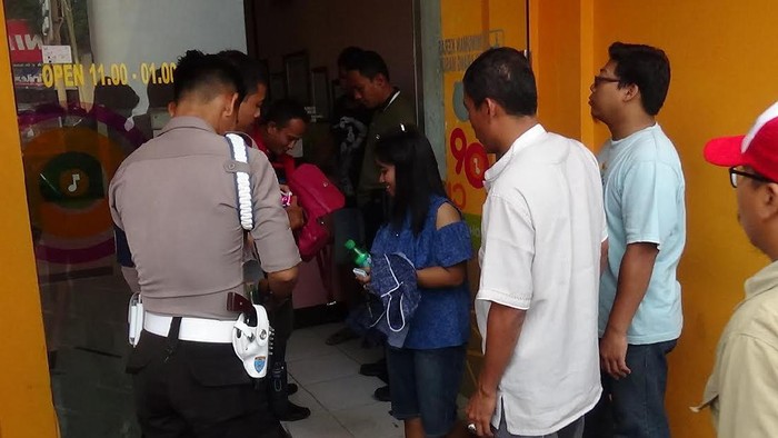 Keributan Paksa Polisi Tutup Sementara Sebuah Rumah Karaoke