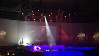 Konser malam itu dibalut dengan penampilan semi teatriakal, sehingga penonton disuguhi sebuah garis cerita yang tersusun oleh penampilan para musisi. Foto: Dyah Paramita Saraswati