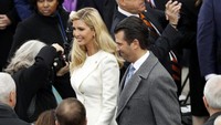 Ivanka Trump dan Donald Trump Jr terus melempar senyuman saat menghadiri pelantikan ayahnya menjadi Presiden AS. Ivanka dan Donald Jr adalah anak dari pernikahan Donald Trump dengan Ivana Zelnickova. Kevin Lamarque/Reuters.