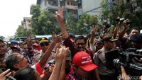 Kedatangan Djarot di Rusun BCI ini disambut warga yang menggunakan atribut kotak-kotak. 