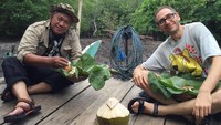 Paket makan siang ini dihargai Rp 25 ribu per porsinya, sudah termasuk air kelapa muda. Tampaknya para bule ini sangat menyukai makan siang yang mereka santap di hutan mangrove Blok Bedul (Ardian/detikTravel)