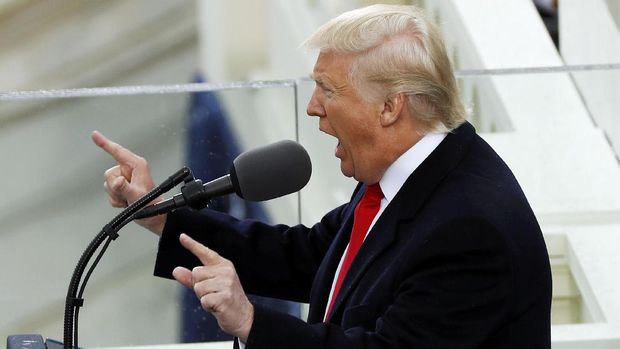  Momen Bersejarah Saat Trump Dilantik dengan Didampingi Keluarga