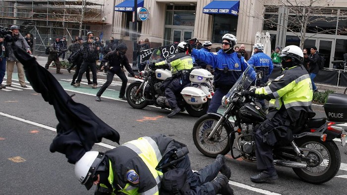 Lakukan Vandalisme, Demonstran Anti-Trump Ricuh dengan Polisi